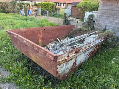 Lot comprenant : - Benne de levage à chaîne (Mauvais état, a…