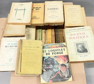 plusieurs livres sont empilés sur une table