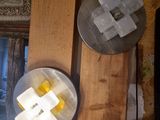 deux assiettes posées sur une table en bois à côté d'un téléviseur