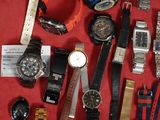 de nombreuses montres posées sur un fond rouge
