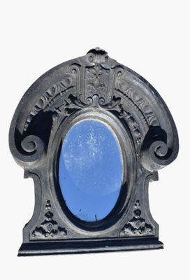 une photo d'un miroir dans lequel on voit un ciel bleu