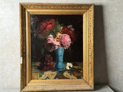 une peinture de fleurs dans un vase bleu sur une table