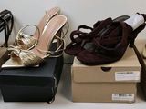 quatre paires de chaussures pour femmes sont alignées sur des boîtes