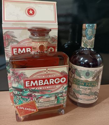 une bouteille d'Embargo à côté d'une caisse d'alcool