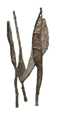 une sculpture représentant un cheval debout sur une branche d'arbre