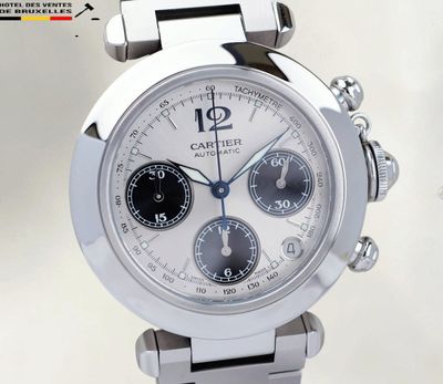 Gros plan sur une montre-bracelet à cadran blanc