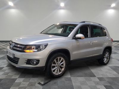 la volkswagen tiguan est garée sur un carrelage à carreaux