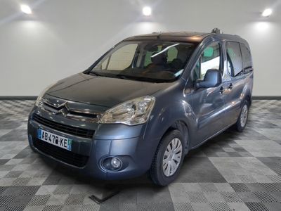une camionnette grise de marque Citrole garée dans une grande pièce au sol carrelé