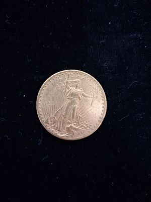 gros plan d'une pièce de monnaie sur une surface noire
