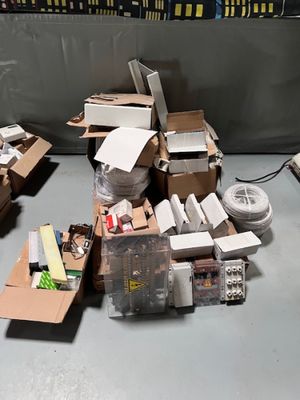 une pile de cartons et d'autres objets posés sur une table