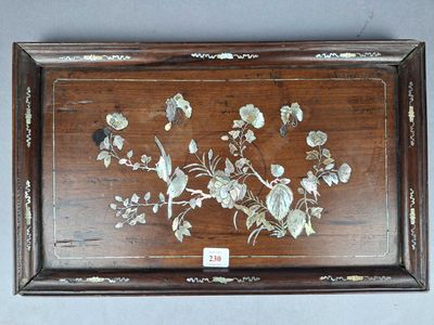 Petit PLATEAU en bois exotique à décor en incrustations de n…