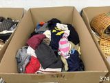 une boîte en carton remplie de vêtements et un panier rempli de vêtements