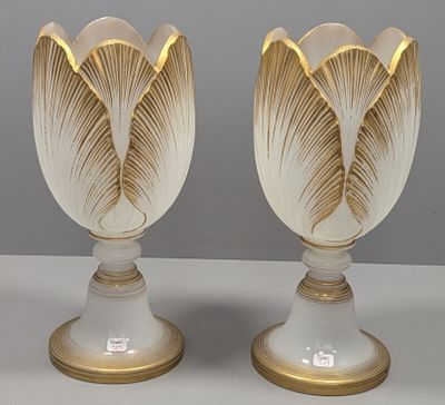 deux vases posés sur une table