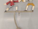 deux figurines de deux hommes jouant à l'épée