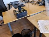 un bureau sur lequel se trouvent deux ordinateurs et une tasse