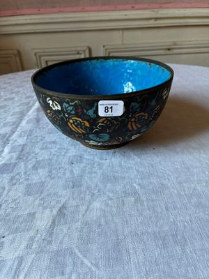 un bol bleu posé sur une table recouverte d'une nappe blanche