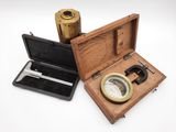 une boîte en bois contenant une boussole et un outil