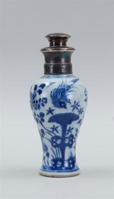 un vase bleu et blanc avec un oiseau dessus