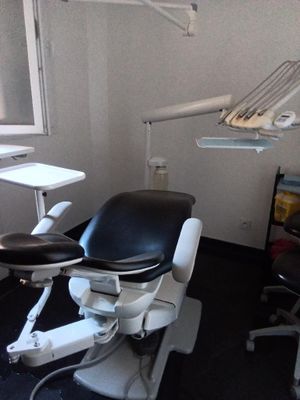 une photo d'un fauteuil de dentiste dans une pièce