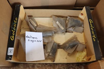 une boîte en carton contenant tout un tas de vis