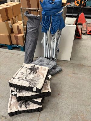 un tas de sacs et de parapluies par terre