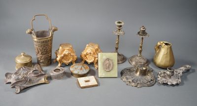 beaucoup d'objets en argent qui se trouvent sur la table