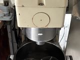 un mixeur posé sur un support dans une cuisine