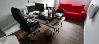 un bureau avec une chaise et un ordinateur dessus
