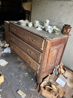 une commode sur laquelle sont posés de nombreux plats