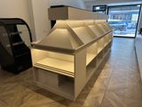 une grande vitrine au milieu d'un magasin