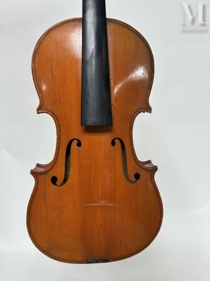 un vieux violon avec un archet noir sur fond blanc