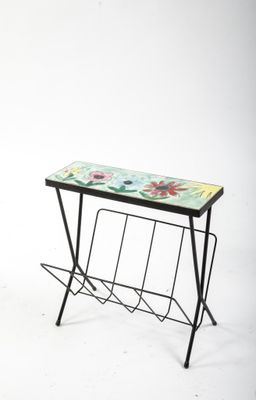 une petite table sur laquelle se trouve un porte-revues