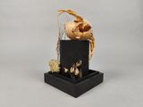 un gros plan sur une sculpture représentant un crabe posée sur un socle