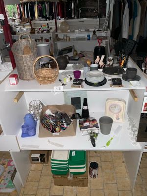 un bureau blanc sur lequel se trouvent plein de choses