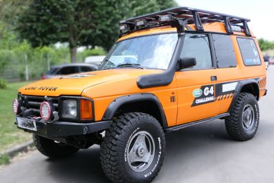 un SUV orange garé sur le bord de la route