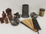 de nombreux objets divers posés sur la table