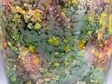 un gros plan d'un vase recouvert d'une épaisse couche de peinture