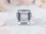 une photo d'une bague en diamant bleue et blanche