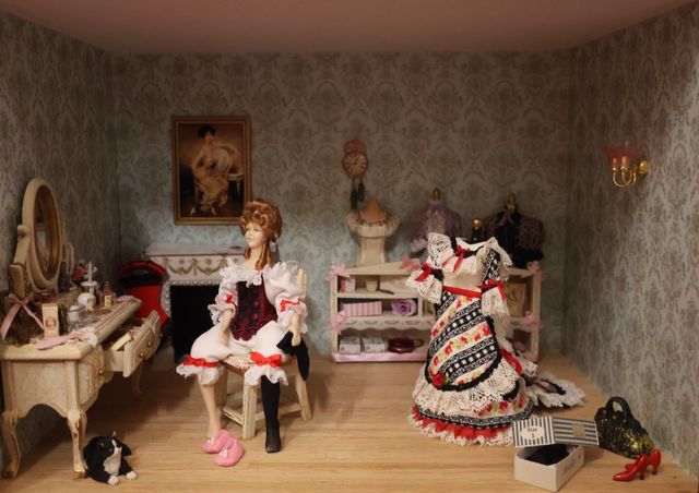 Diorama. Composition miniature, dans une vitrine en bois, vitre e...
