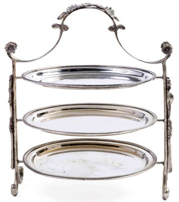 un plateau à trois étages surmonté d'un miroir