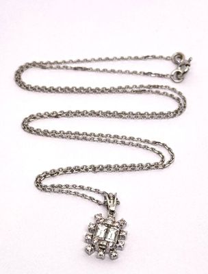 Chaîne et son pendentif, le tout en or blanc 18k 750ml serti…