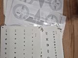 une pile de papiers posée sur une table sur laquelle se trouvent des ciseaux
