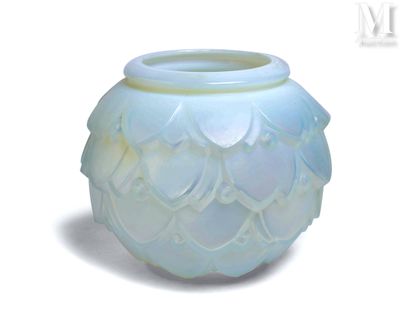 un vase blanc orné d'un motif bleu