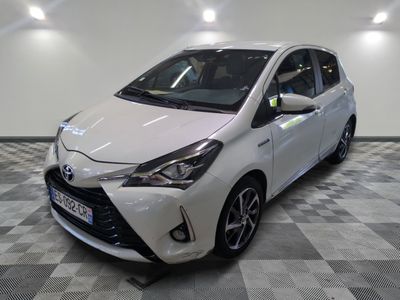 La Toyota Yaris est garée sur un sol à damier dans un garage.