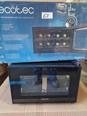 emballage d'un four électrique noir posé sur une boîte en carton