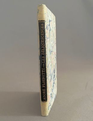 un livre posé sur une table