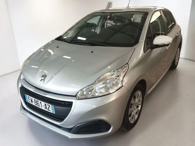 La voiture argentée est garée dans la salle blanche de l'immeuble.