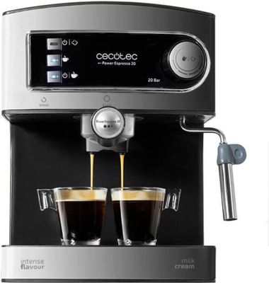 un gros plan montrant deux tasses de café en train d'être versées dans une machine à café