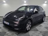 une photo d'une voiture électrique noire garée dans un garage