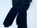 des gants noirs avec des poignets en fourrure, sur fond blanc